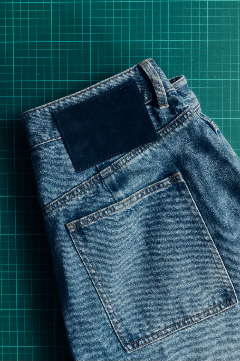 PORTER JAMES - Dart-Knee Denim - Light-Mid Wash - Image 4