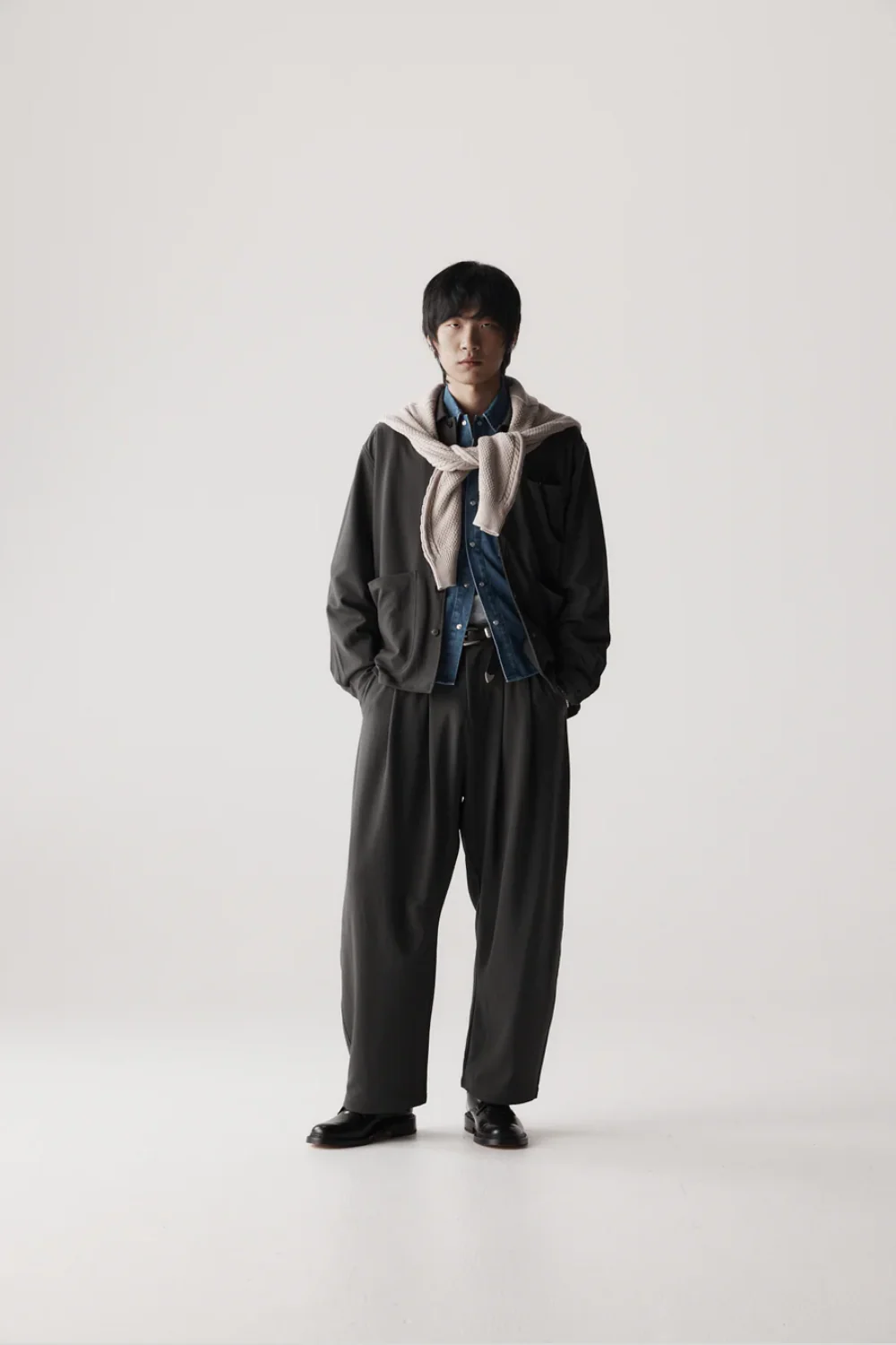 Dart Knee Pleated Trousers - Olive Grey Seersucker - Image 2